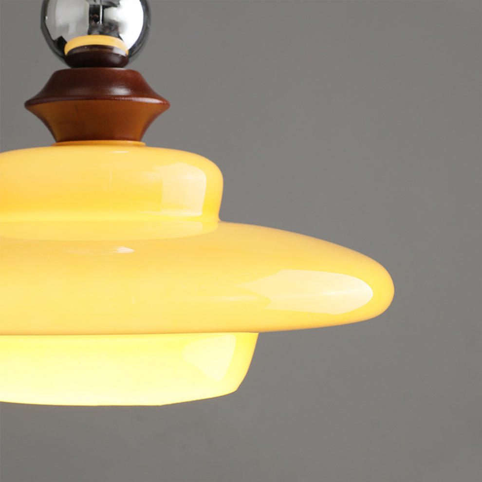 Średniowieczna beżowa lampa wisząca do jadalni ze szklanym kloszem