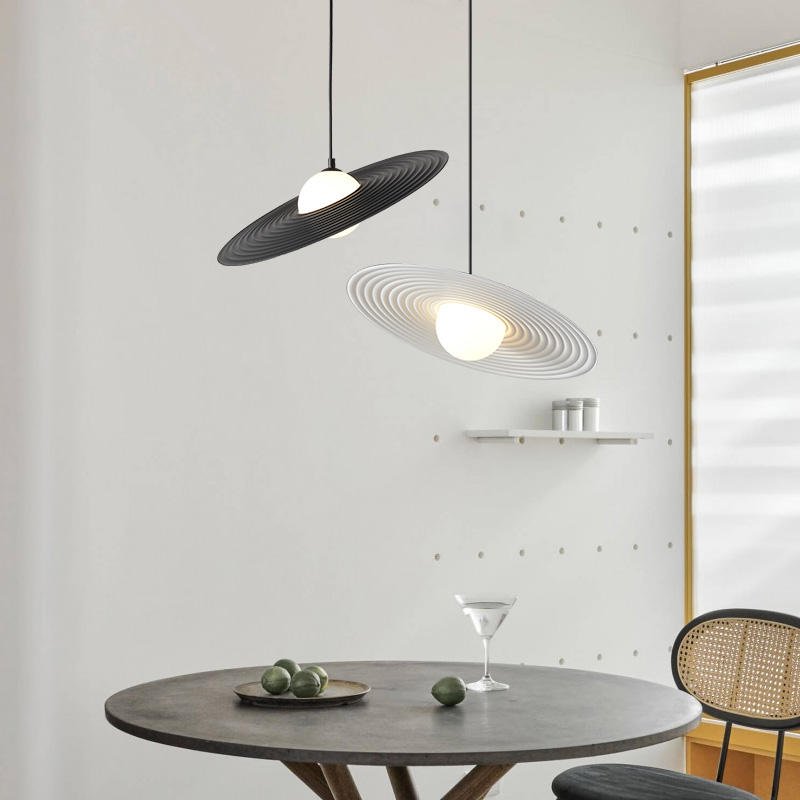 Nowoczesna lampa wisząca w stylu postmodernistycznym