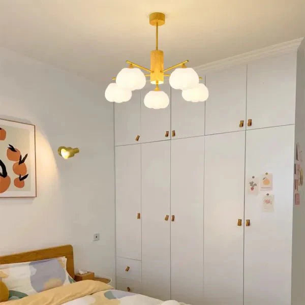 Kreatywna lampa sufitowa z drewna i bawełnianych kulek do salonu