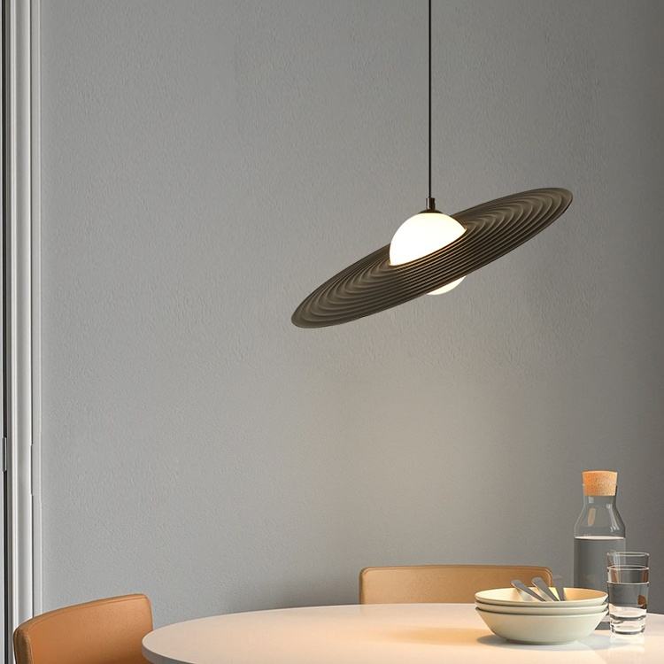 Nowoczesna lampa wisząca w stylu postmodernistycznym