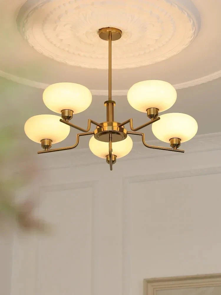 Średniowieczny żyrandol w stylu Bauhaus