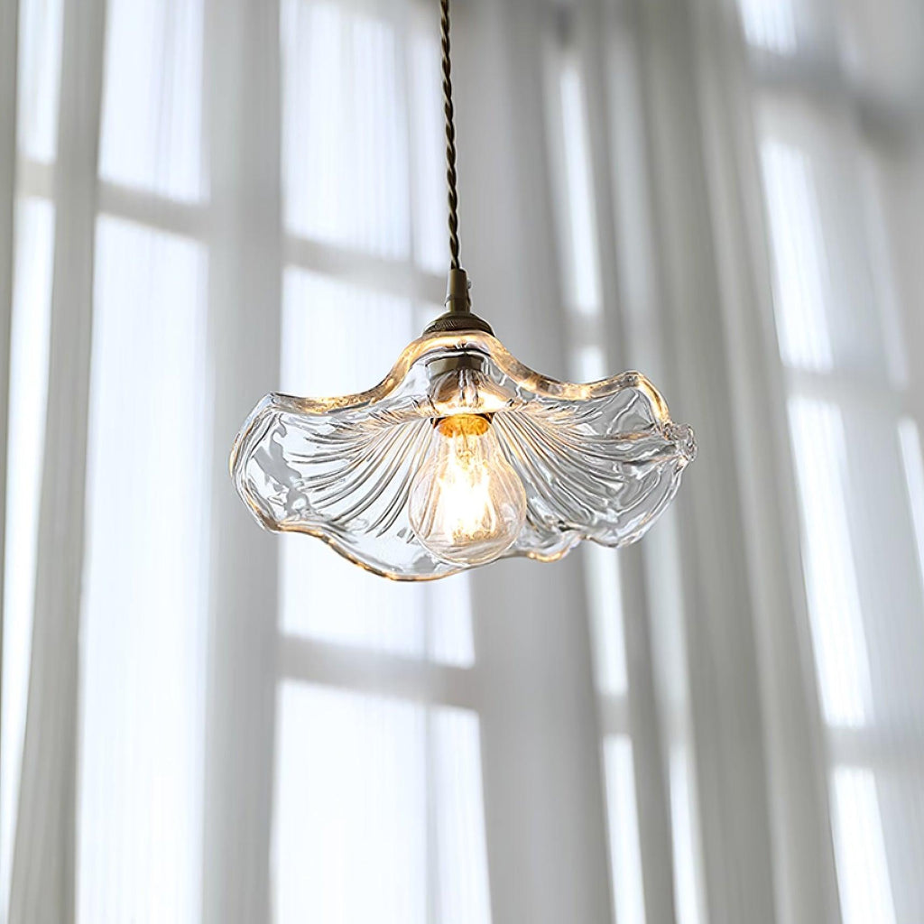 Szklana lampa wisząca z kwiatami - stylowe oświetlenie do Twojego domu