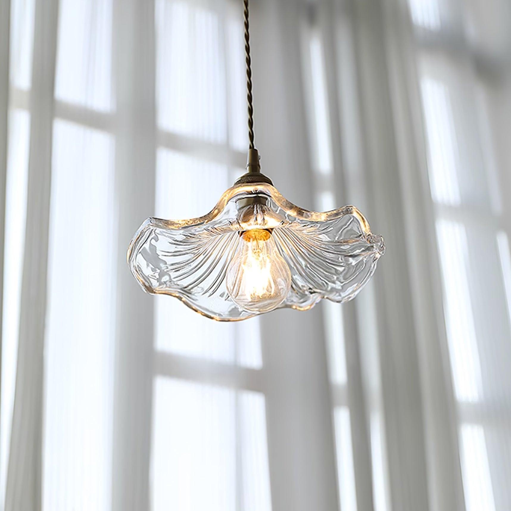 Szklana lampa wisząca z kwiatami - stylowe oświetlenie do Twojego domu