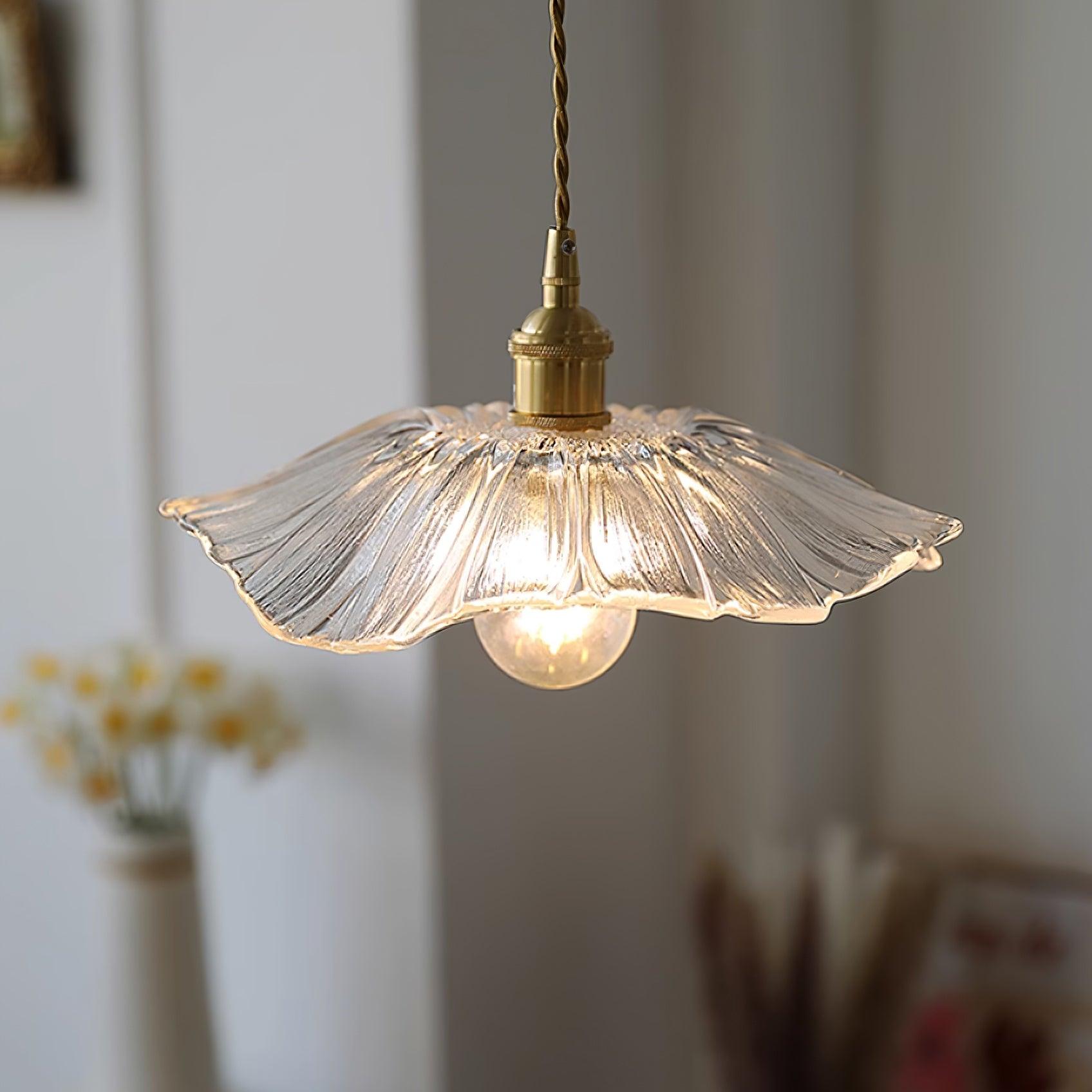 Szklana lampa wisząca z kwiatami - stylowe oświetlenie do Twojego domu