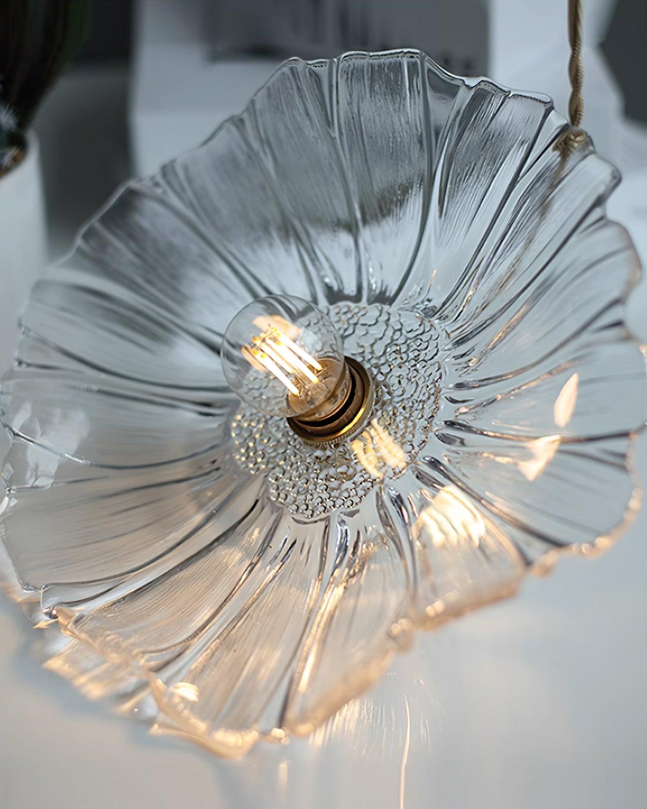 Szklana lampa wisząca z kwiatami - stylowe oświetlenie do Twojego domu