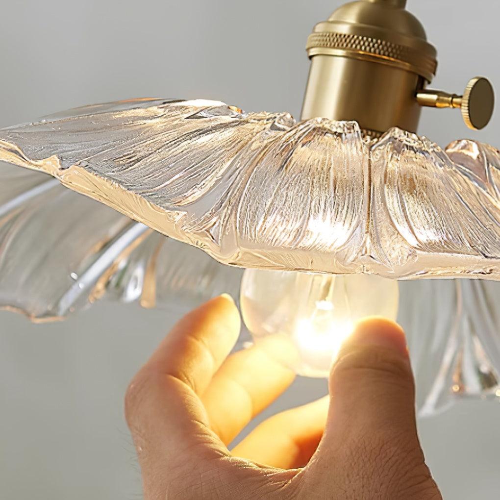 Szklana lampa wisząca z kwiatami - stylowe oświetlenie do Twojego domu