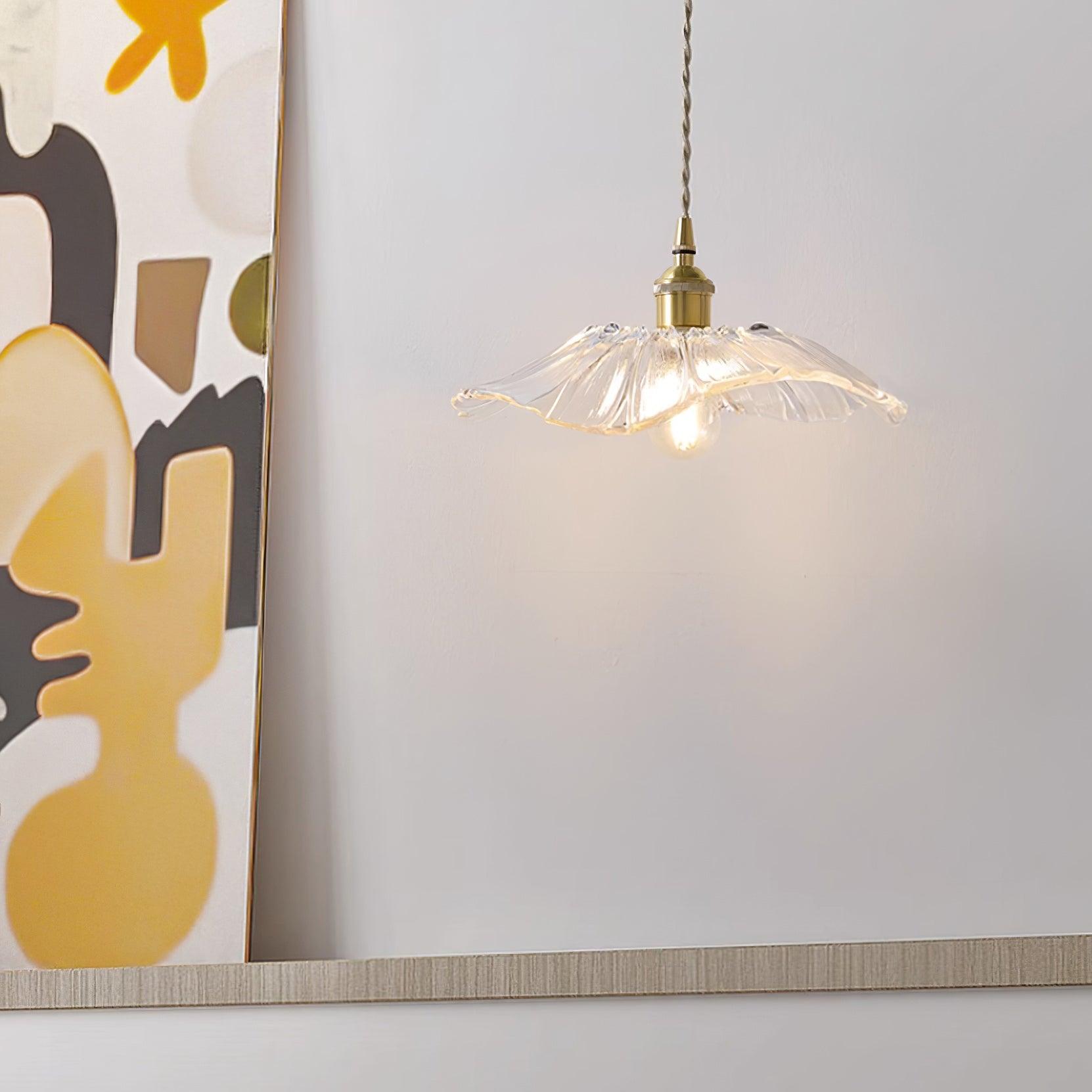 Szklana lampa wisząca z kwiatami - stylowe oświetlenie do Twojego domu