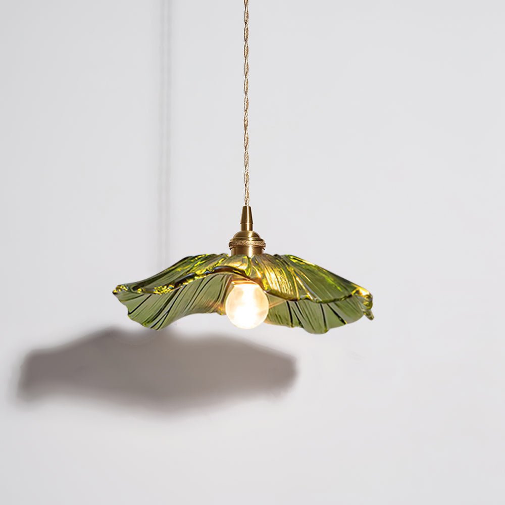 Szklana lampa wisząca z kwiatami - stylowe oświetlenie do Twojego domu