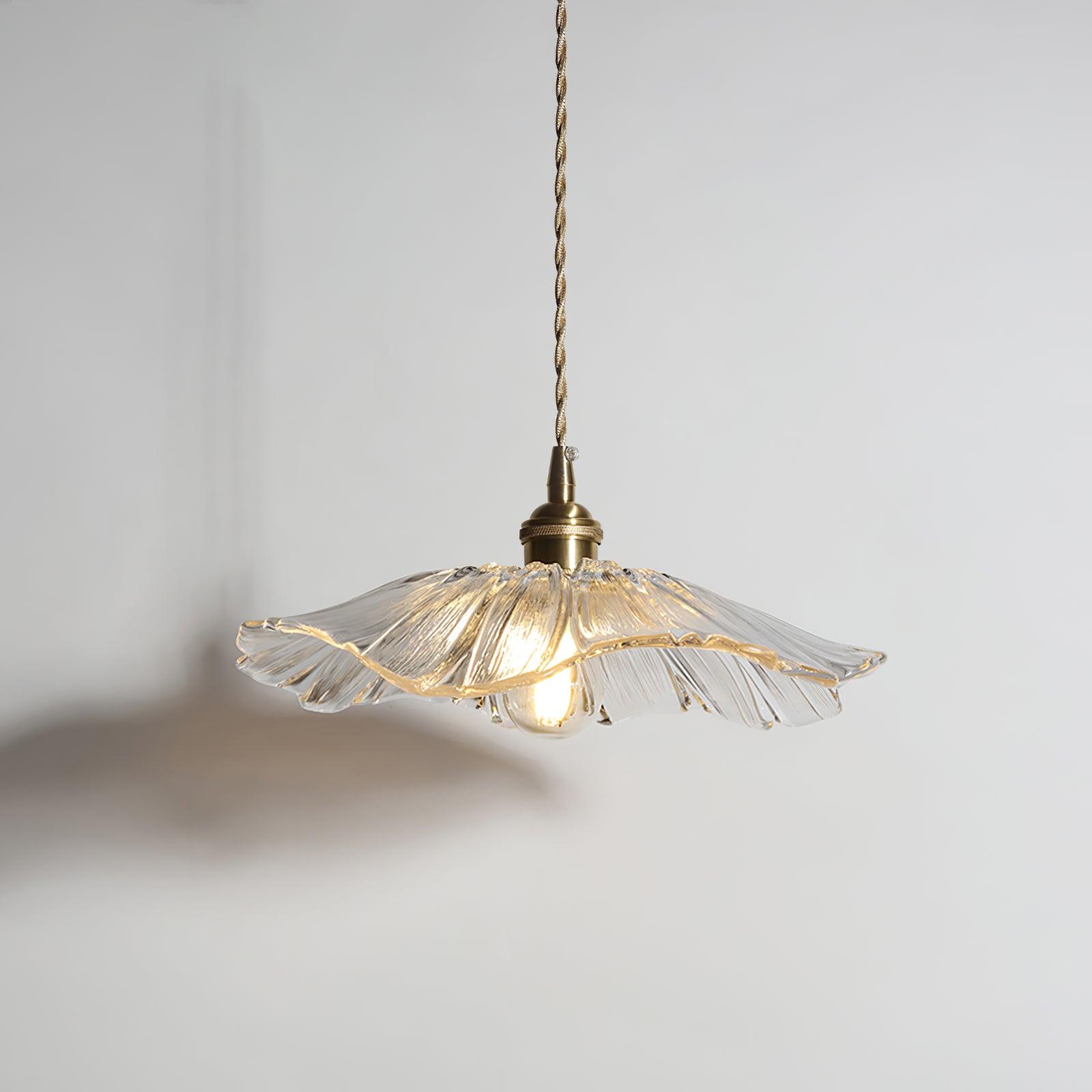 Szklana lampa wisząca z kwiatami - stylowe oświetlenie do Twojego domu