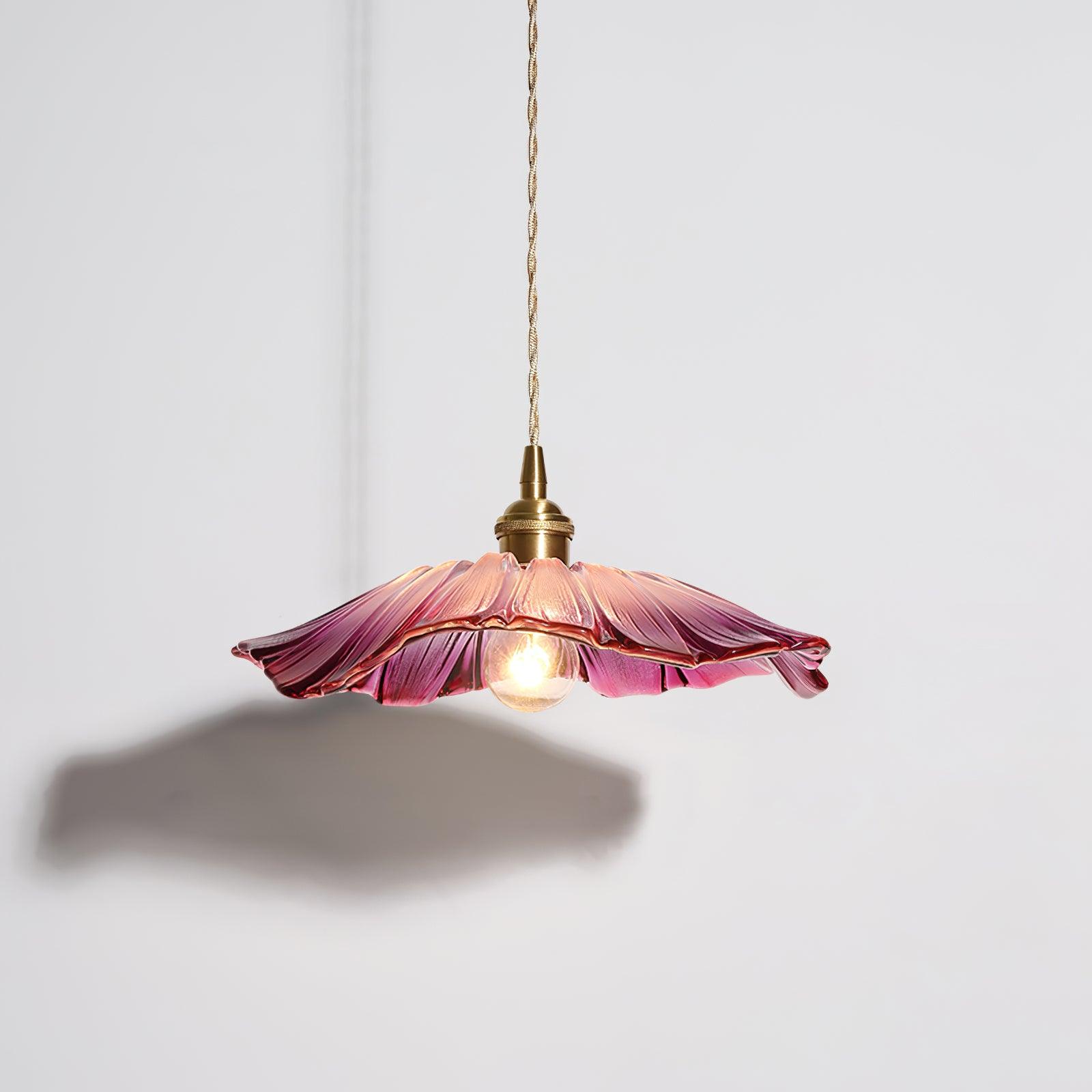 Szklana lampa wisząca z kwiatami - stylowe oświetlenie do Twojego domu