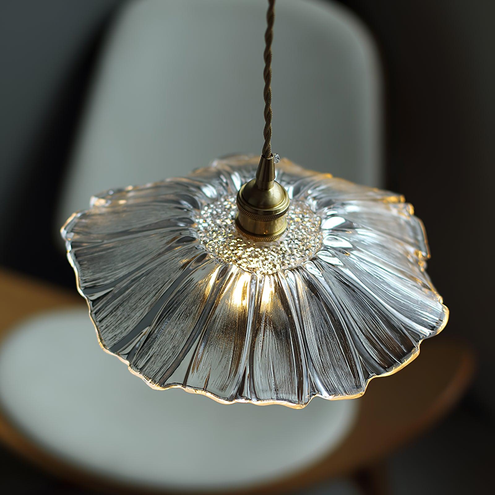 Szklana lampa wisząca z kwiatami - stylowe oświetlenie do Twojego domu