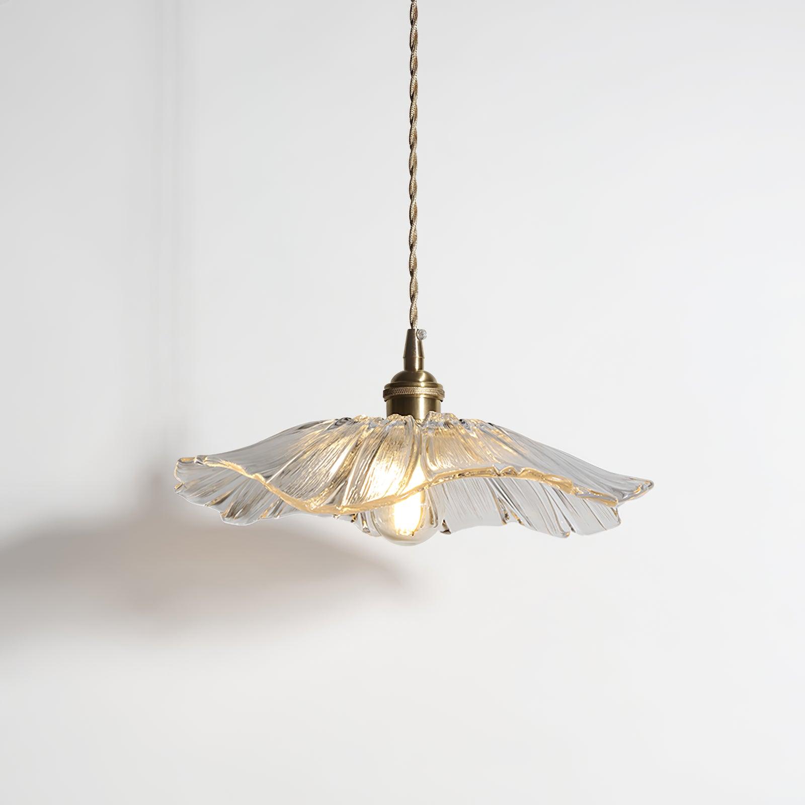 Szklana lampa wisząca z kwiatami - stylowe oświetlenie do Twojego domu