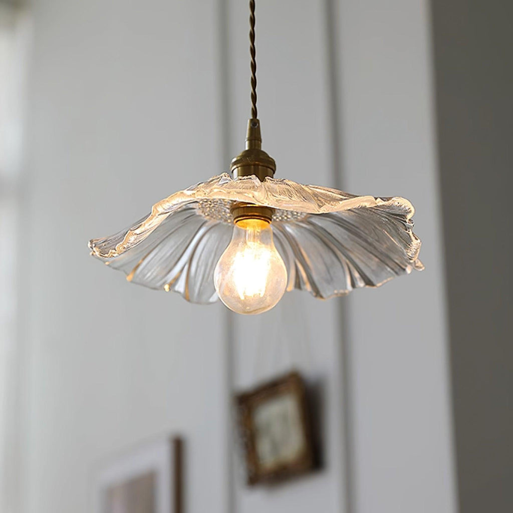 Szklana lampa wisząca z kwiatami - stylowe oświetlenie do Twojego domu