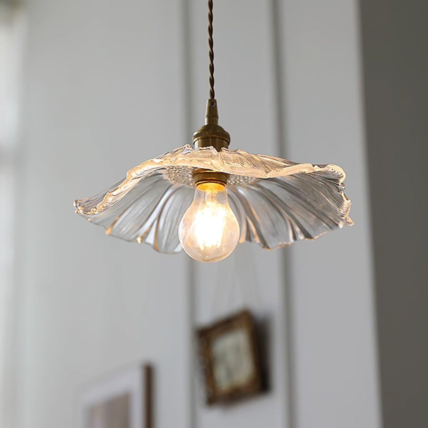 Szklana lampa wisząca z kwiatami - stylowe oświetlenie do Twojego domu