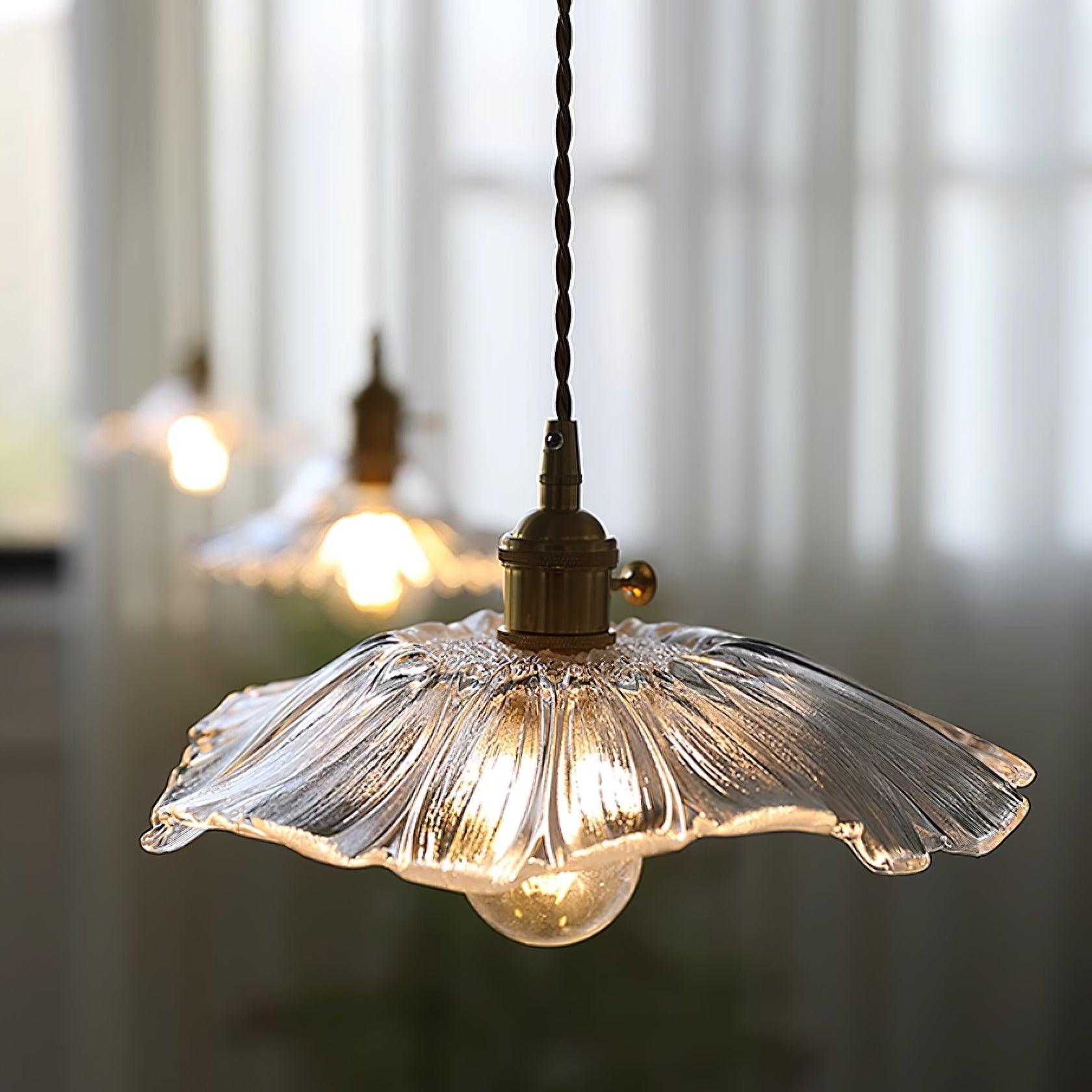 Szklana lampa wisząca z kwiatami - stylowe oświetlenie do Twojego domu