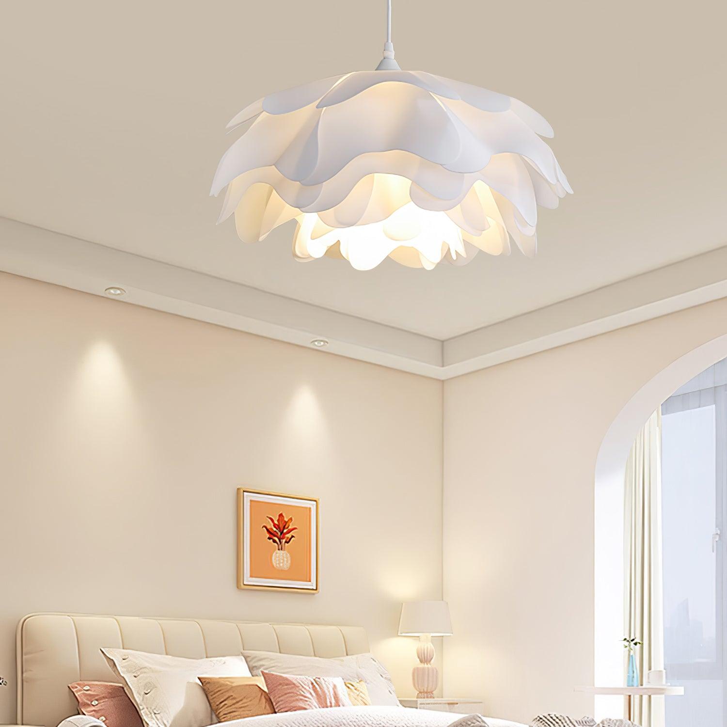 Witte hanglamp in bloemvorm