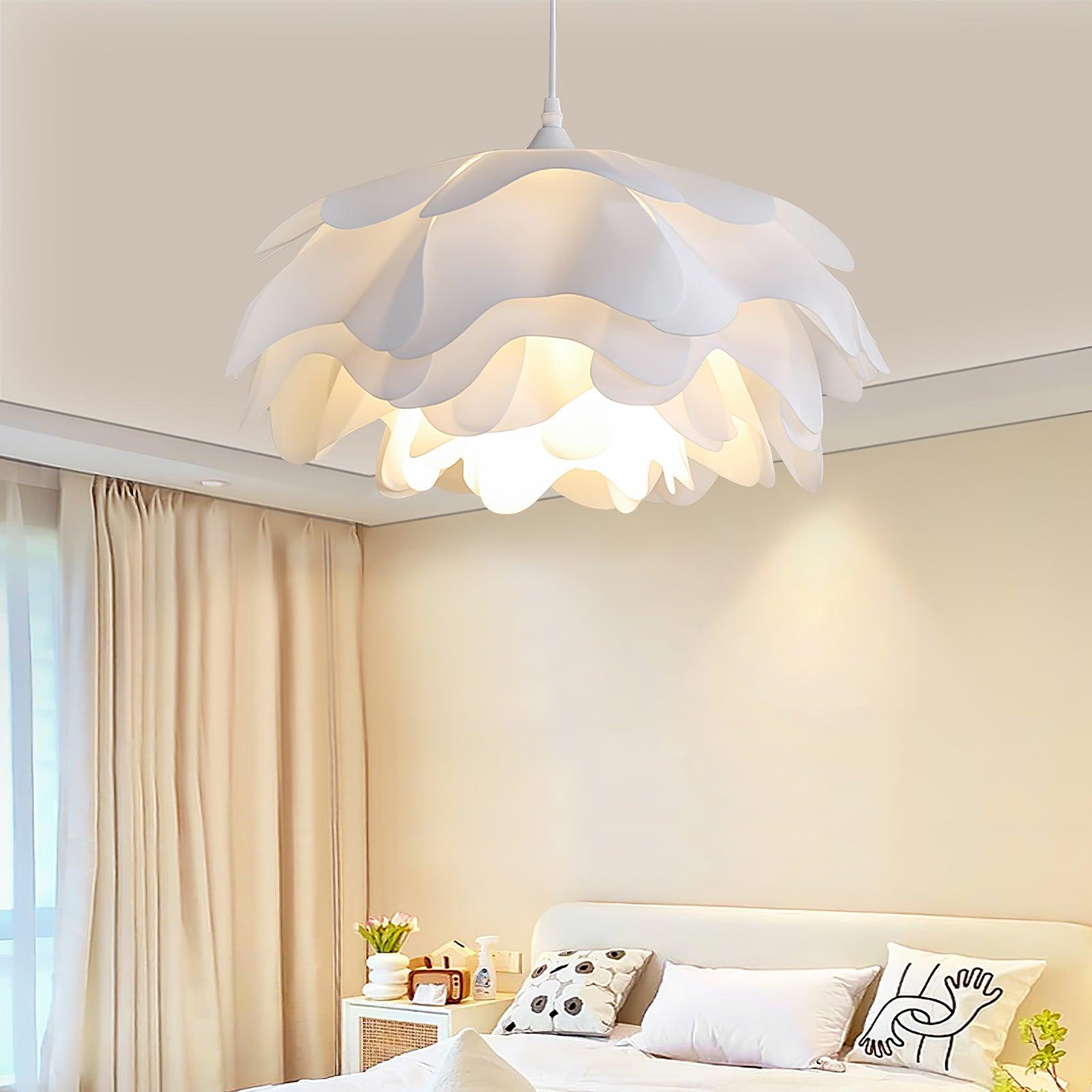 Witte hanglamp in bloemvorm