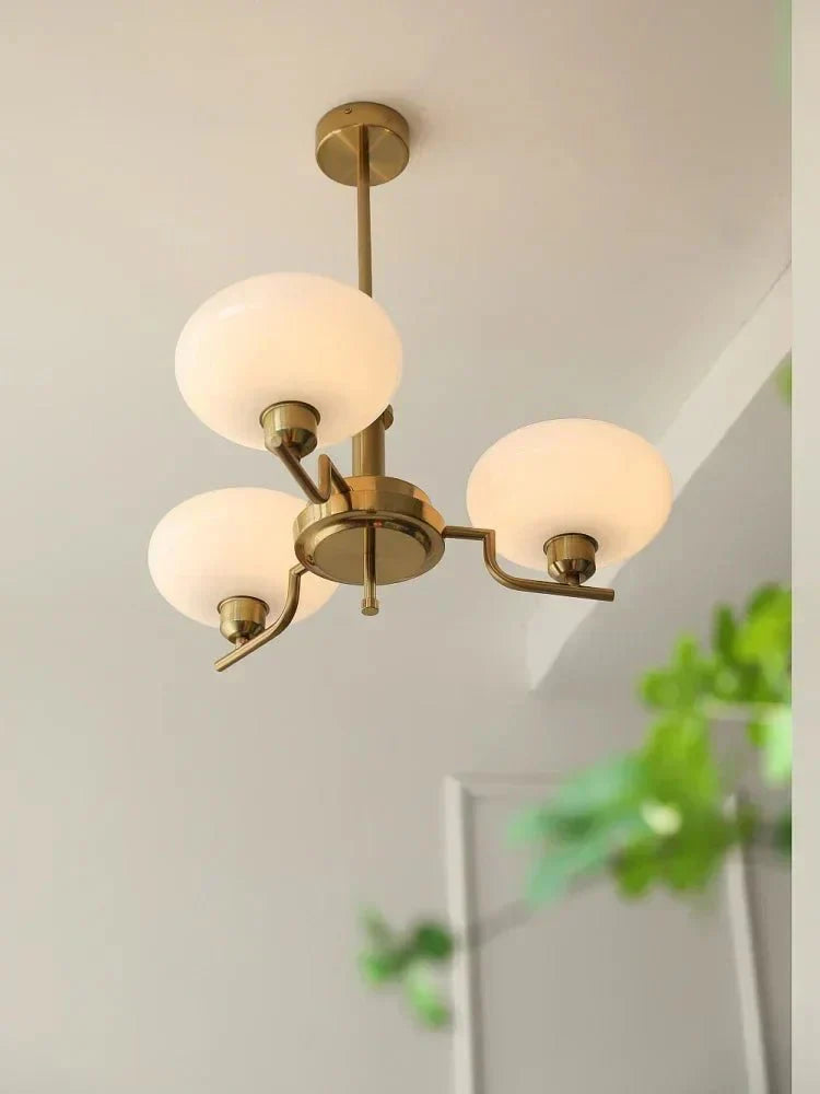 Średniowieczny żyrandol w stylu Bauhaus
