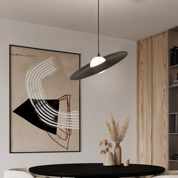 Nowoczesna lampa wisząca w stylu postmodernistycznym