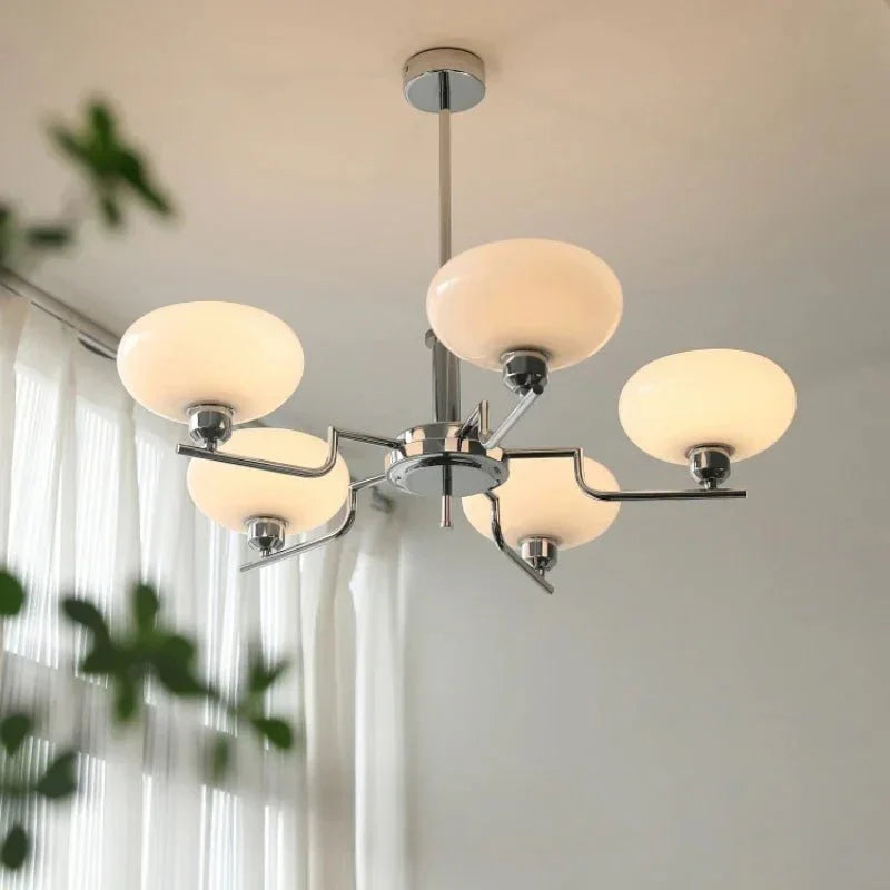 Średniowieczny żyrandol w stylu Bauhaus