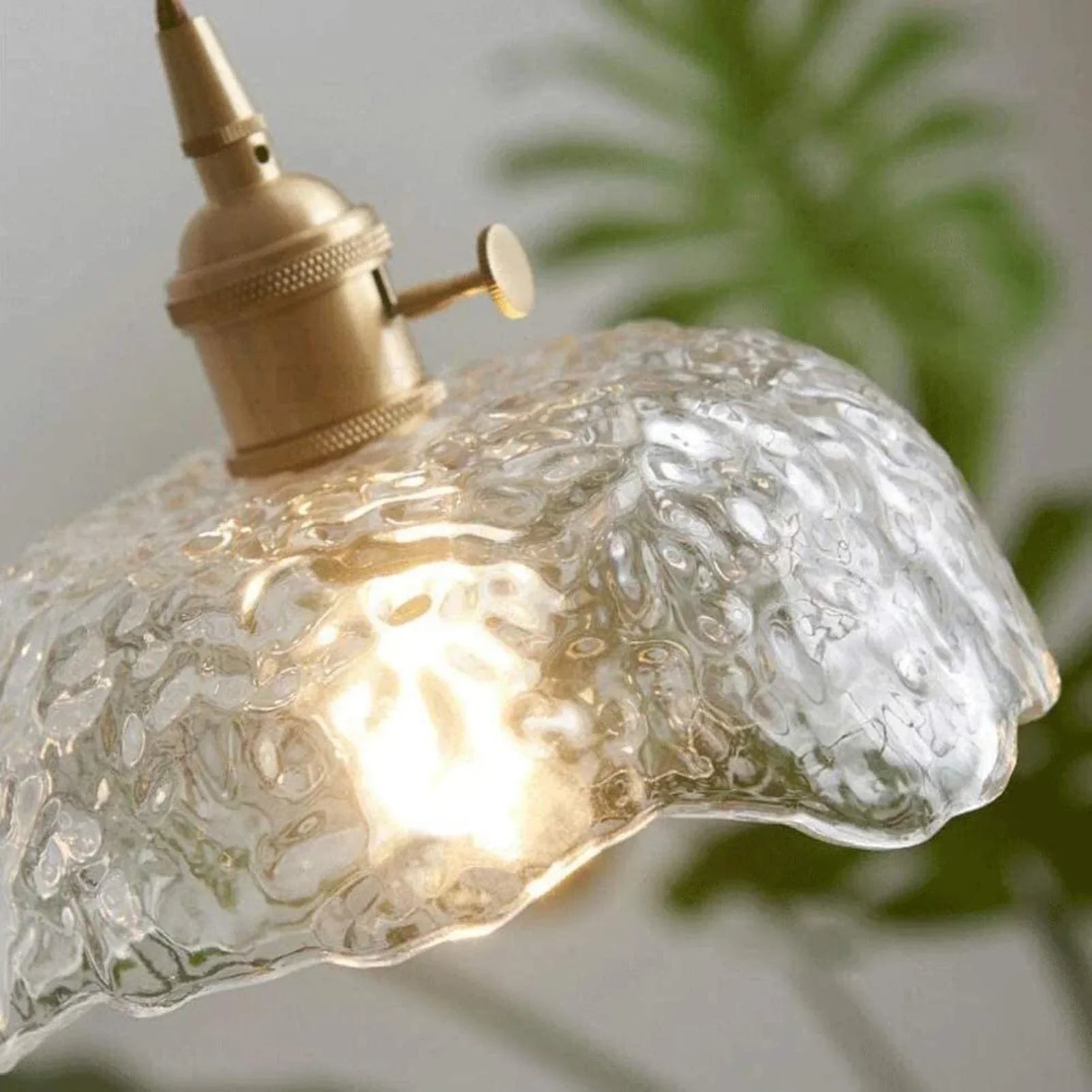 Nieregularna lampa wisząca z mosiądzu i szkła