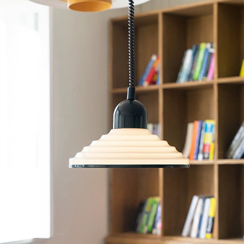 Francuska kremowa szklana lampa wisząca