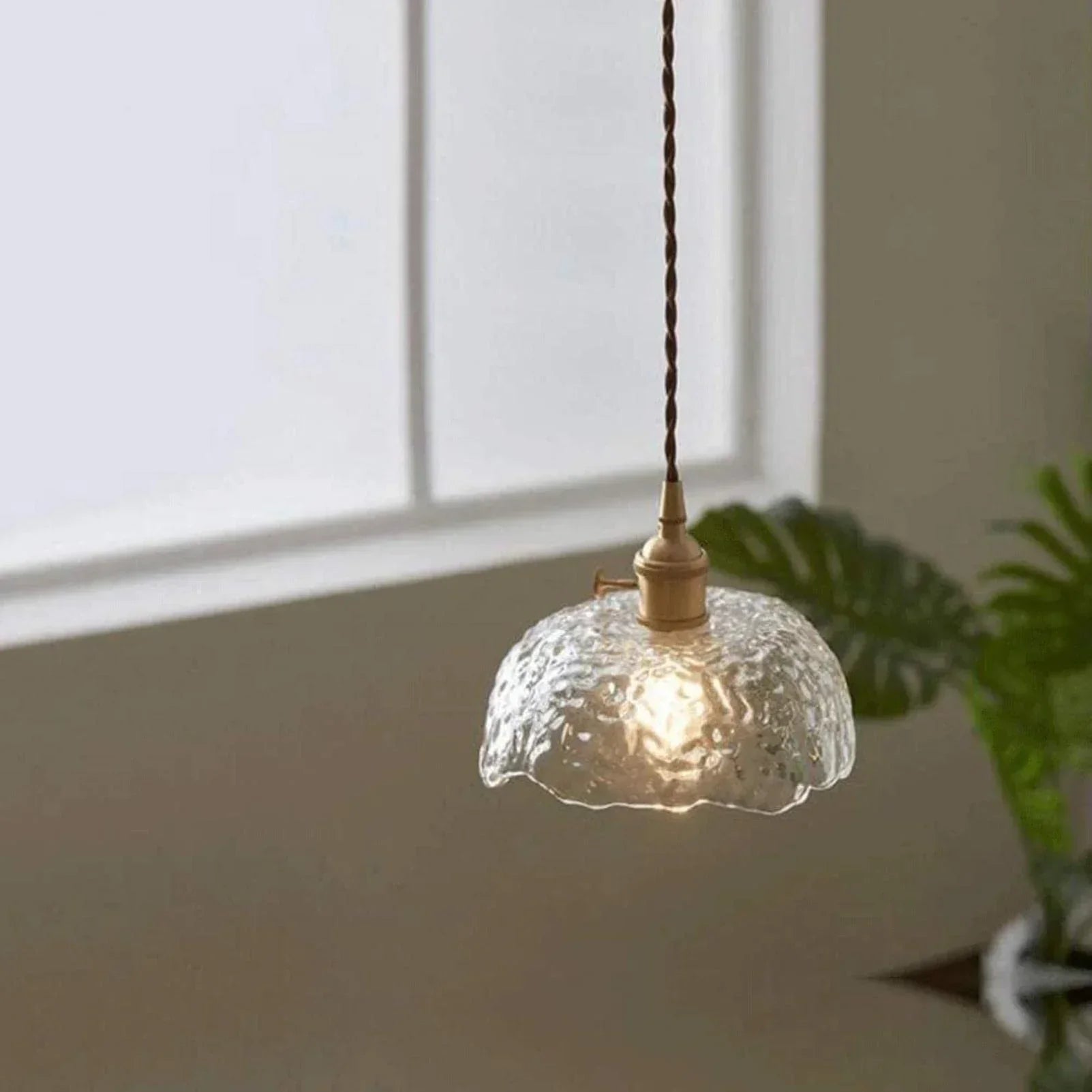 Nieregularna lampa wisząca z mosiądzu i szkła