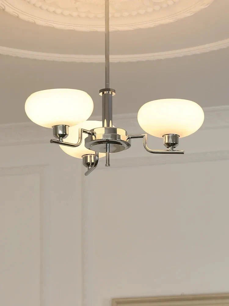 Średniowieczny żyrandol w stylu Bauhaus
