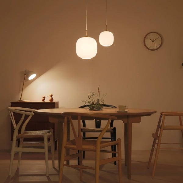 Nowoczesna skandynawska lampa wisząca z opalowego szkła Radihous
