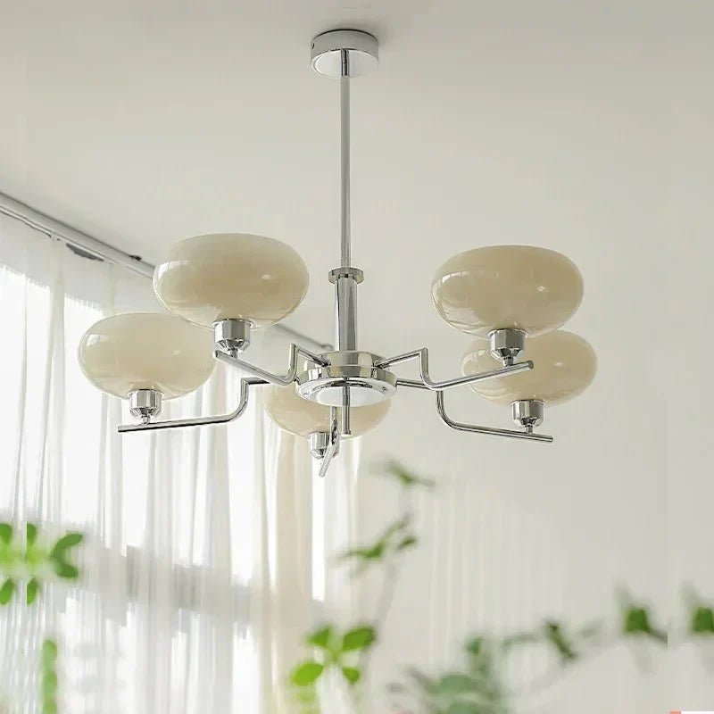 Średniowieczny żyrandol w stylu Bauhaus