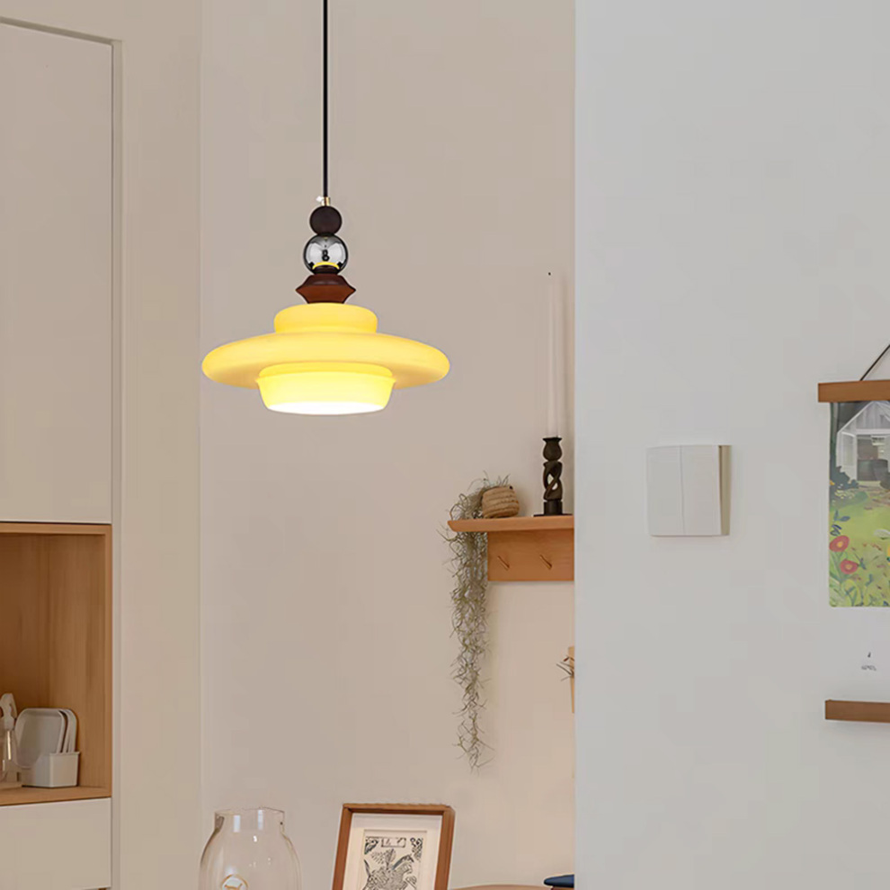 Średniowieczna beżowa lampa wisząca do jadalni ze szklanym kloszem