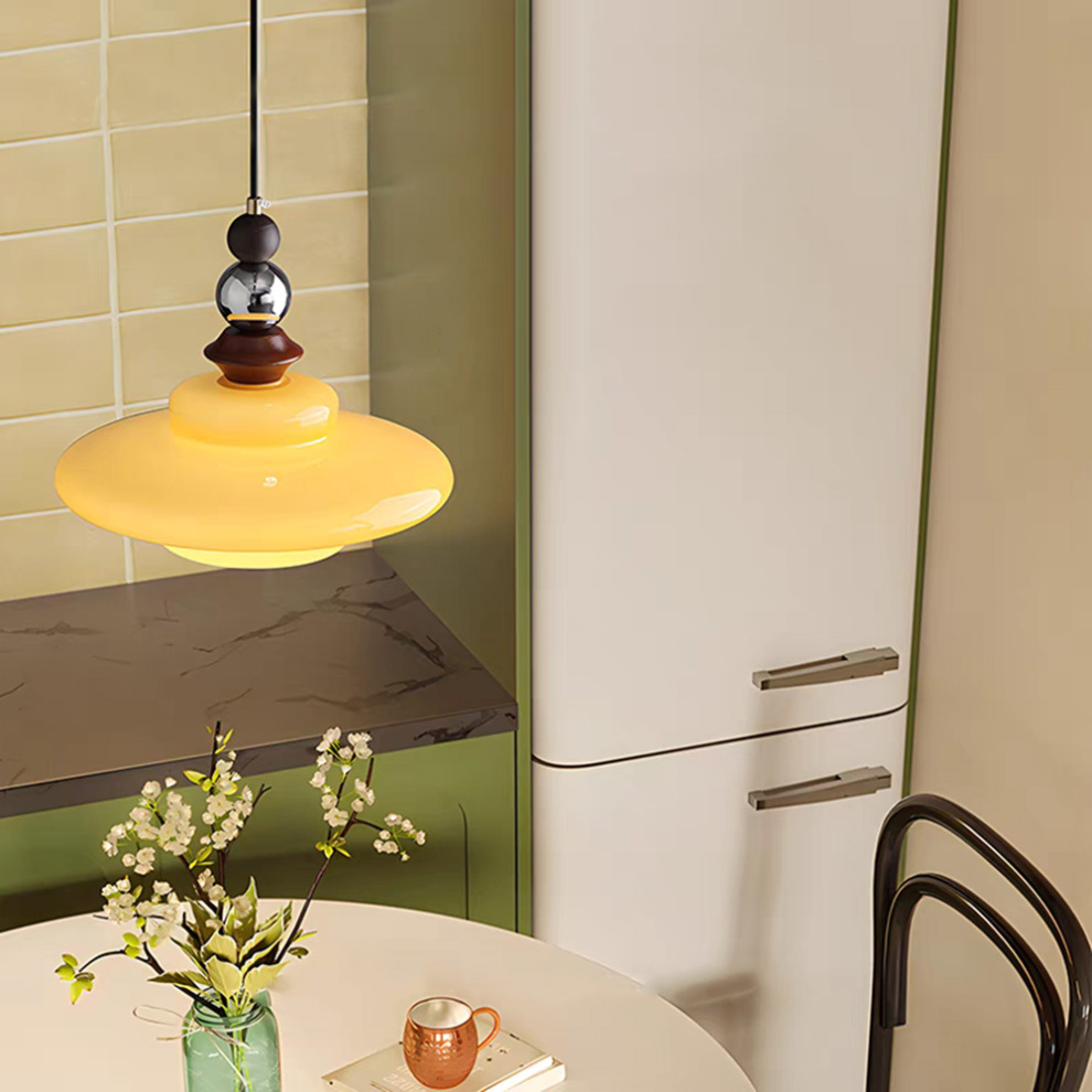 Średniowieczna beżowa lampa wisząca do jadalni ze szklanym kloszem