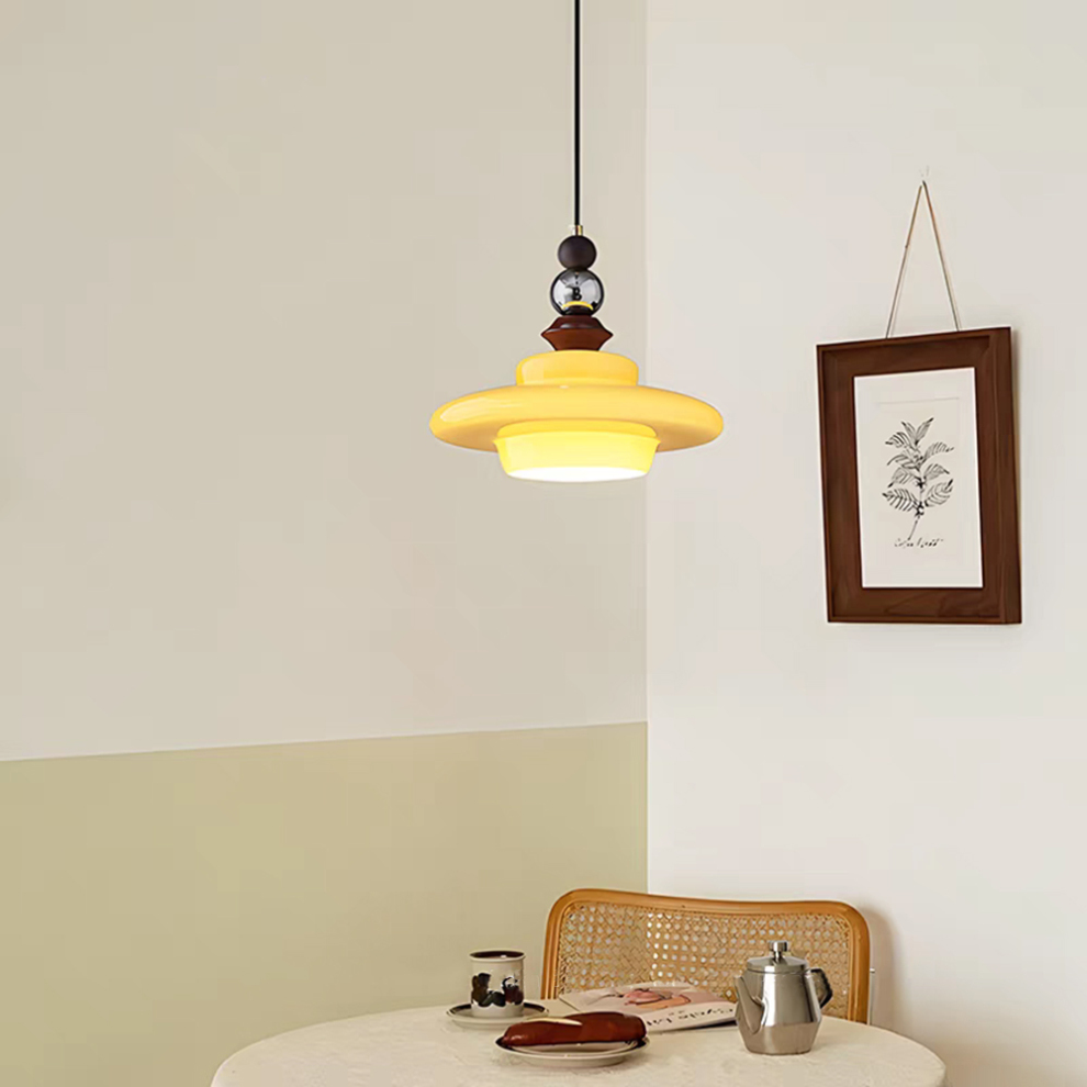 Średniowieczna beżowa lampa wisząca do jadalni ze szklanym kloszem