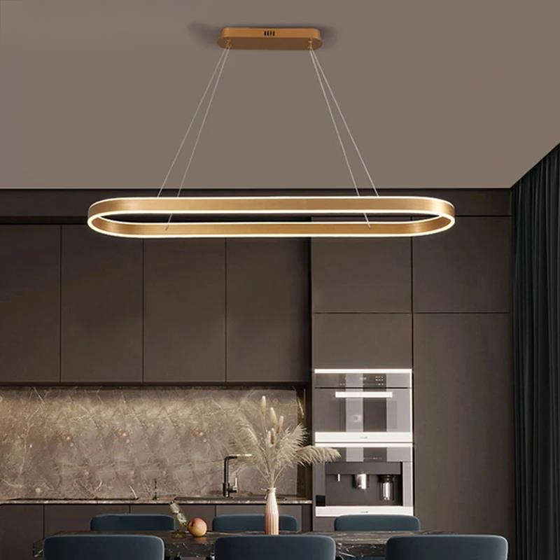 Wisząca lampa w kolorze różowego złota